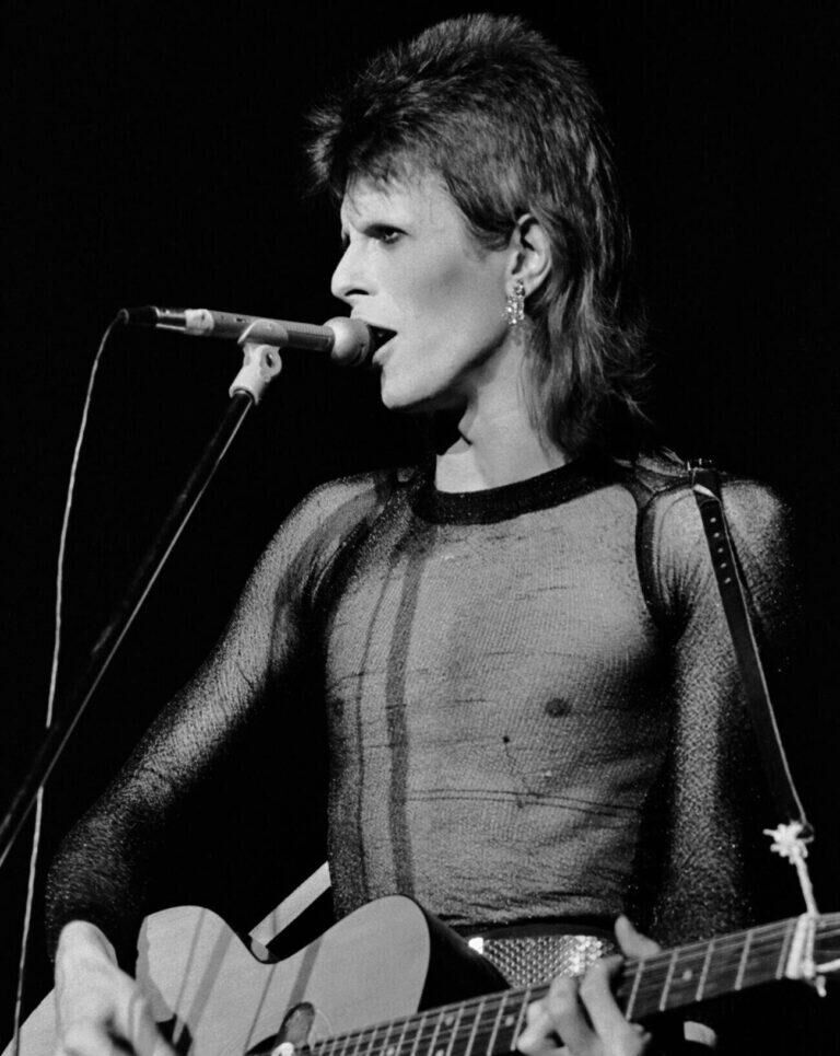 David Bowie sur scène, lors de son dernier concert sous le nom de Ziggy Stardust, à l'Hammersmith Odeon, Londres, le 3 juillet 1973.