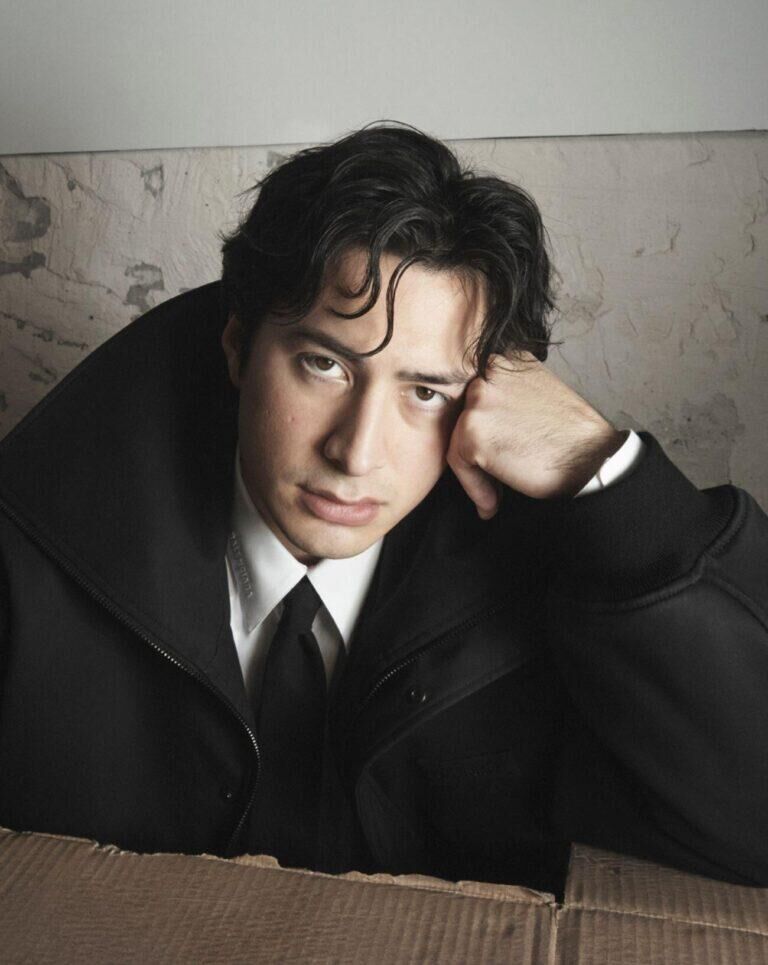 L'acteur Hudson Williams (Heated Rivalry) dans la nouvelle campagne Balenciaga.