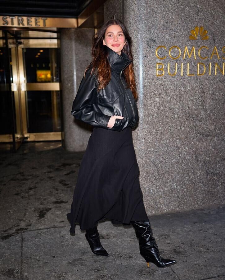 camila morrone en bomber en cuir à col montant