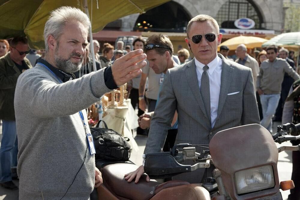 Daniel Craig porte une paire de lunettes Tom Ford Marko TF144 dqns le film Skyfall (2012). © Francois Duhamel / Danjaq, LLC, United Artists Corporation, Columbia Pictures Industries, Inc.