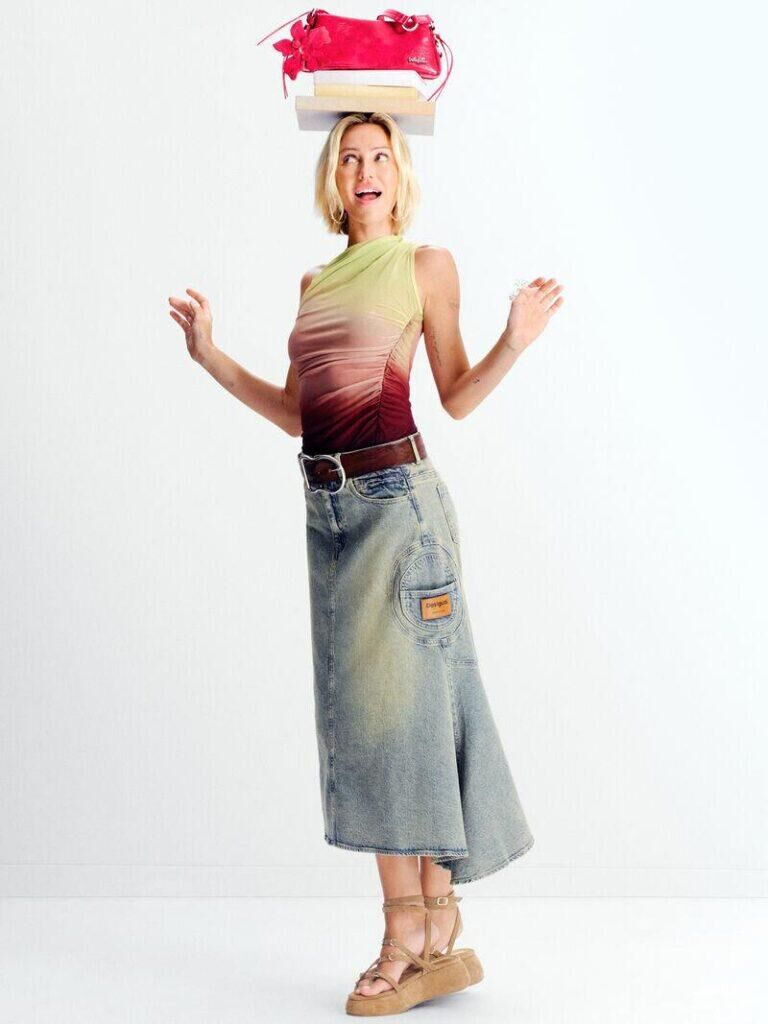 Delilah Belle, égérie de la campagne Desigual printemps-été 2026.