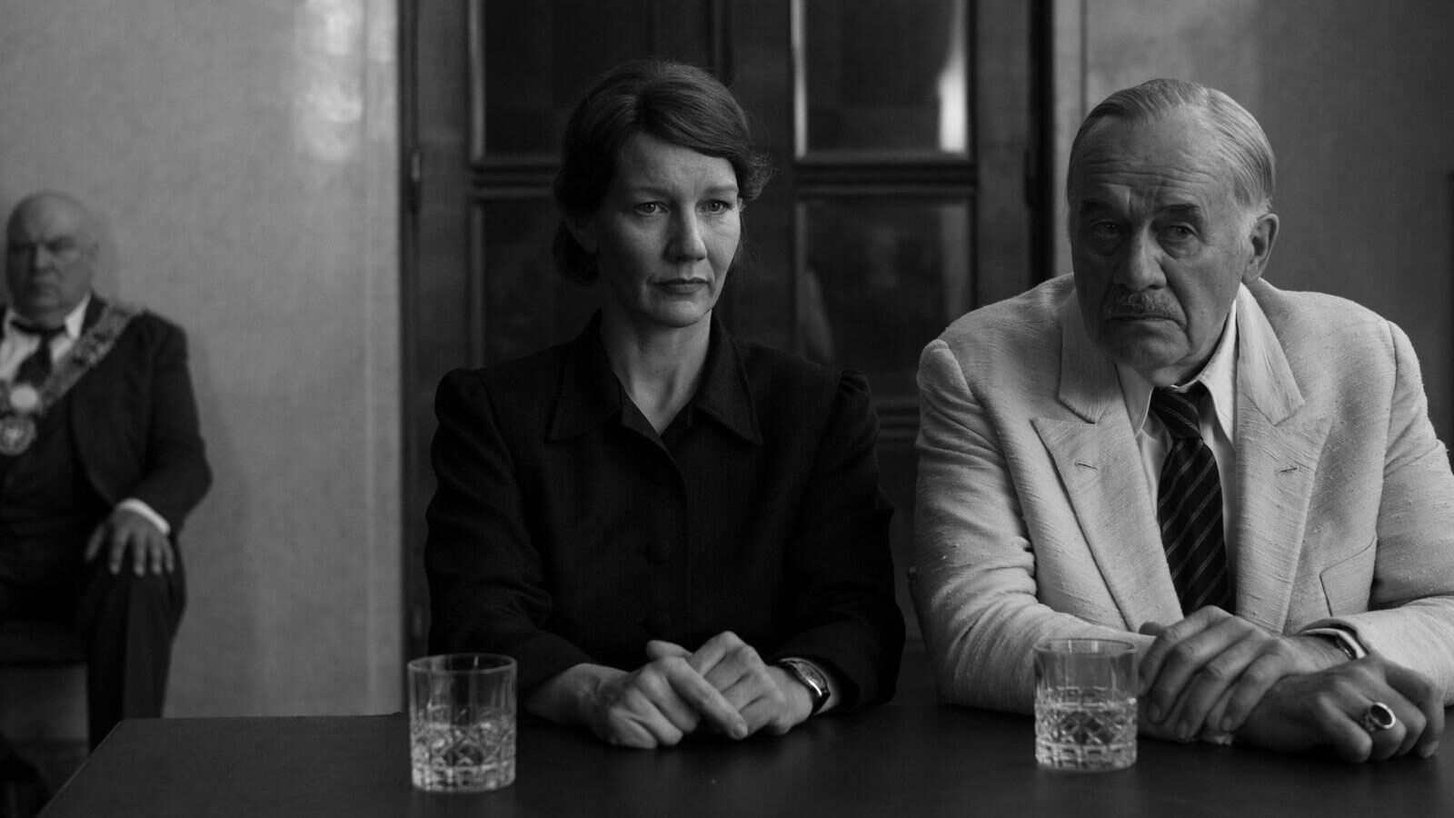 Sandra Hülle et Hanns Zischler dans le film Fatherland (2026). © Pathé Films.