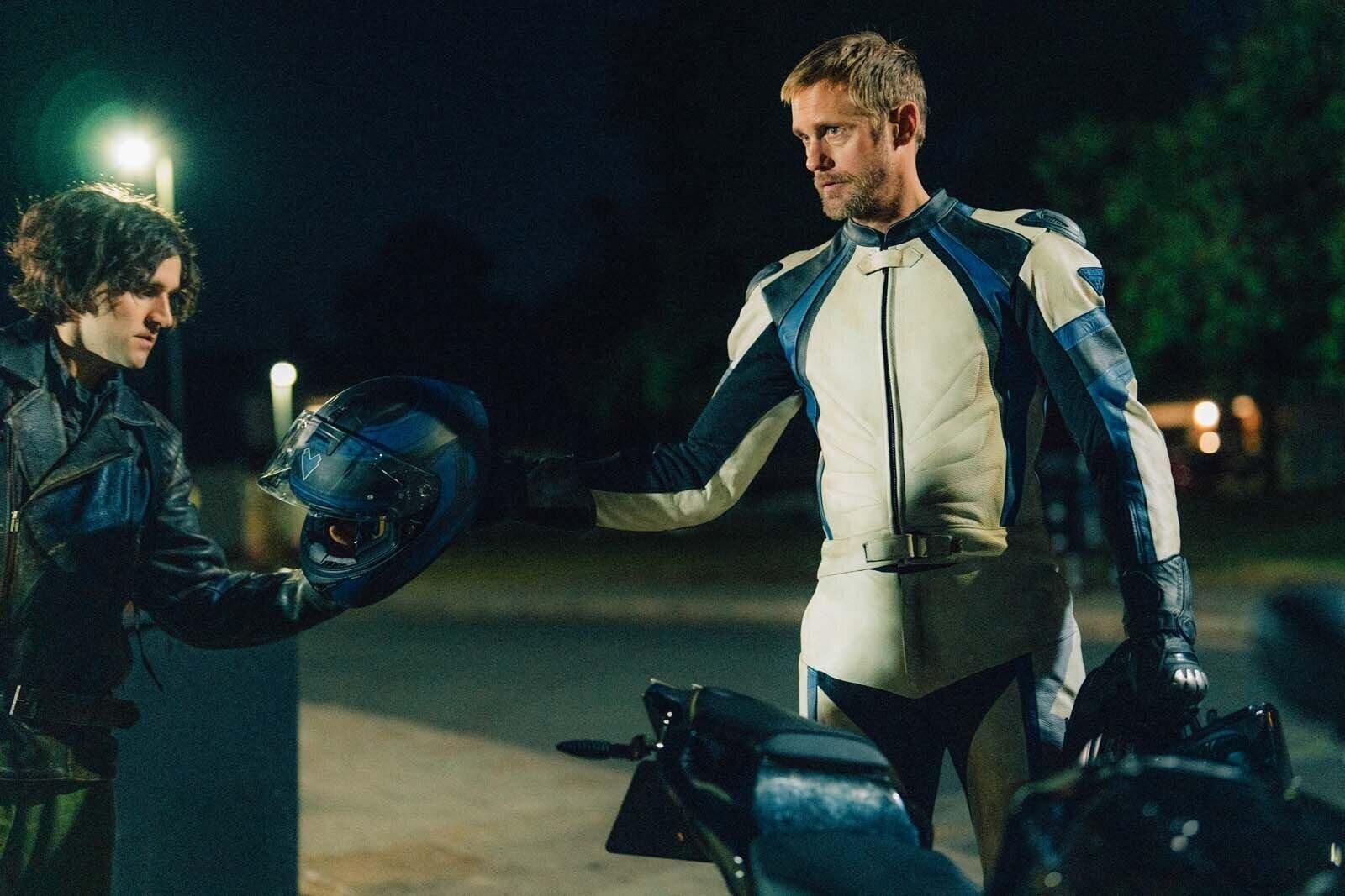 Harry Melling et Alexander Skarsgård dans le film Pillion (2026). © Memento Distribution.