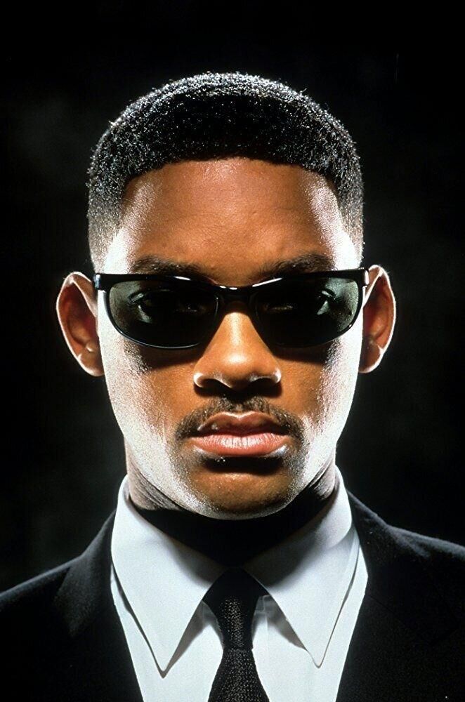 Will Smith porte une paire de lunettes Ray-Ban Predator 2 dans Men in Black (1997). © Columbia Pictures Corporation.