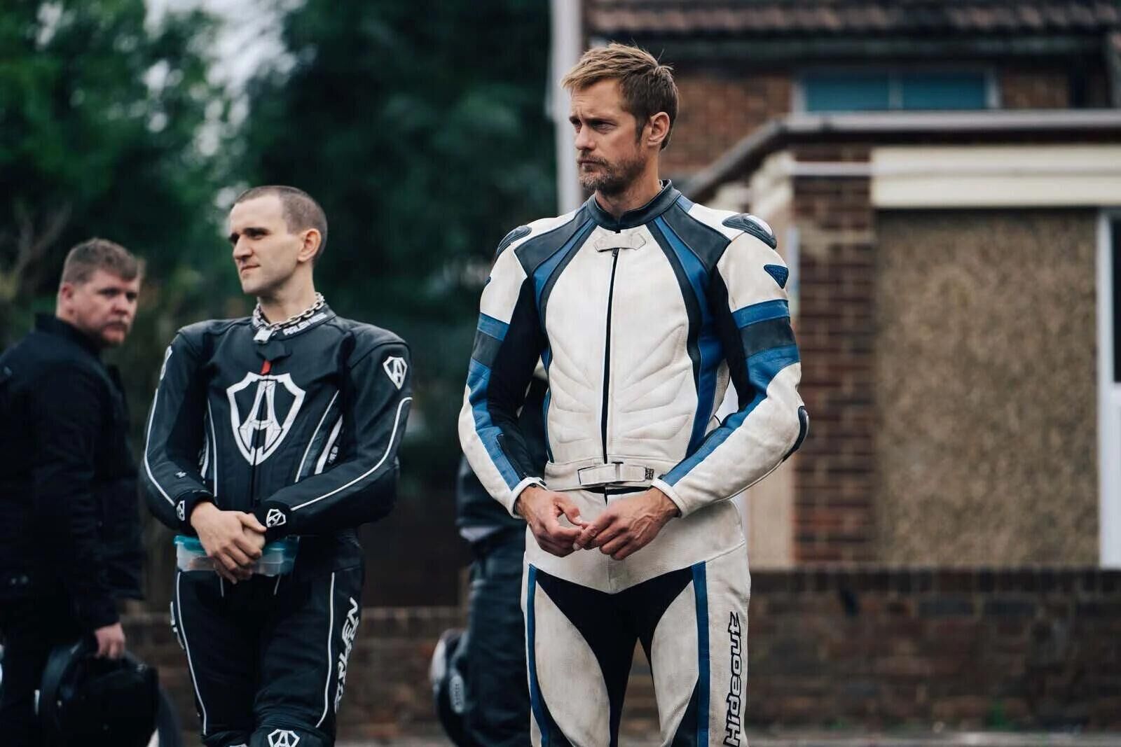 Harry Melling et Alexander Skarsgård dans le film Pillion (2026). © Memento Distribution.