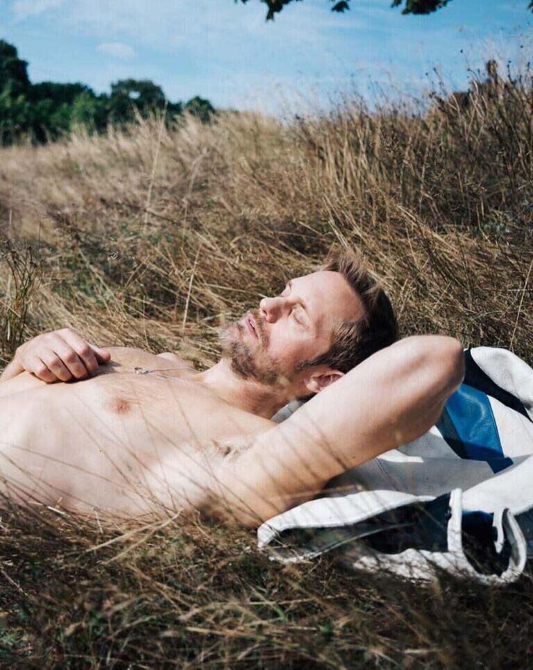 Alexander Skarsgård dans le film Pillion (2026). © Memento Distribution.