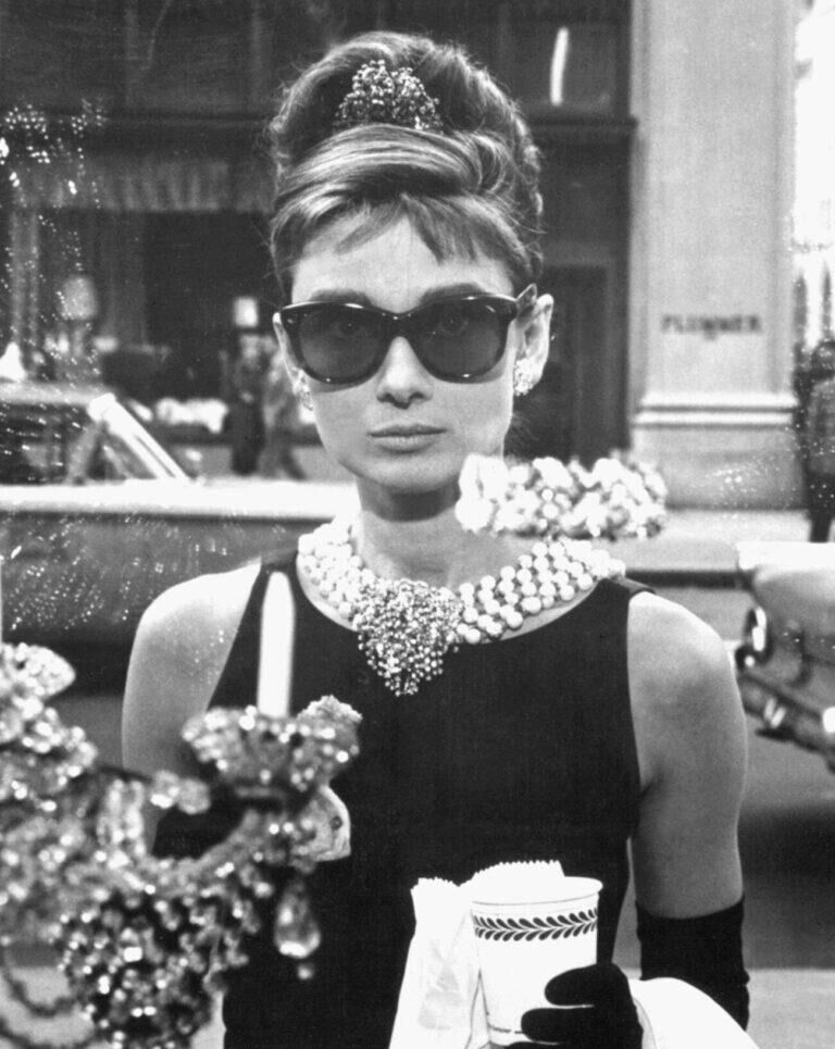 Audrey Hepburn porte une paire de lunettes de soleil Givenchy Cat Eye sur le tournage de Breakfast at Tiffany's (1961). © Paramount Pictures/Sunset Boulevard/Corbis via Getty Images.