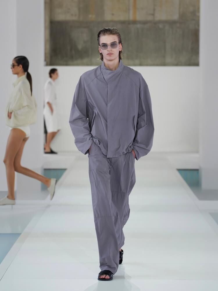 ensemble gris du défilé COS printemps-été 2026 à Séoul.