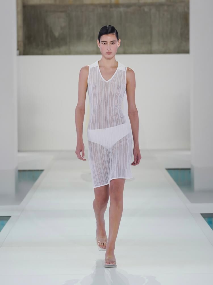 robe transparente du défilé COS printemps-été 2026.