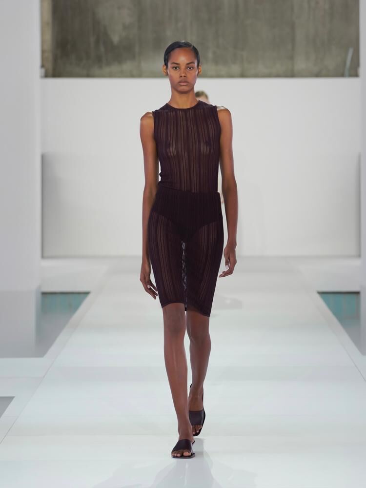 robe transparente du défilé COS printemps-été 2026.