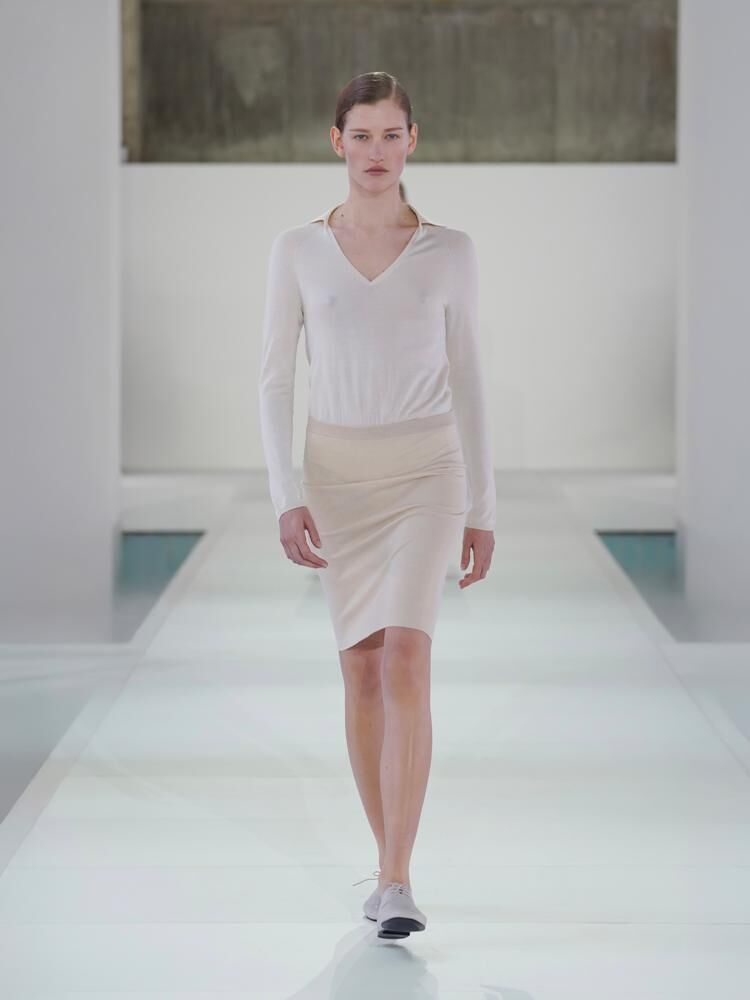 jupe blanche et top blanc transpanrets transparent du défilé Cos printemps-été 2026.