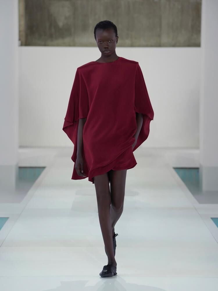 Robe courte rouge du défilé COS printemps-été 2026 à Séoul.