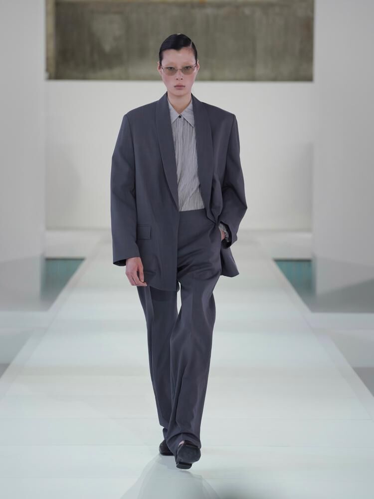 Costume gris du défilé COS printemps-été 2026 à Séoul.