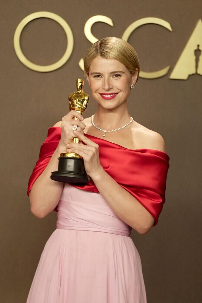 Jessie Buckley, lauréate de l’Oscar de la meilleure actrice pour Hamnet (2026), lors de la 98e cérémonie des Oscars au Dolby Theatre le 15 mars 2026 à Hollywood. ©Jeff Kravitz/FilmMagic.