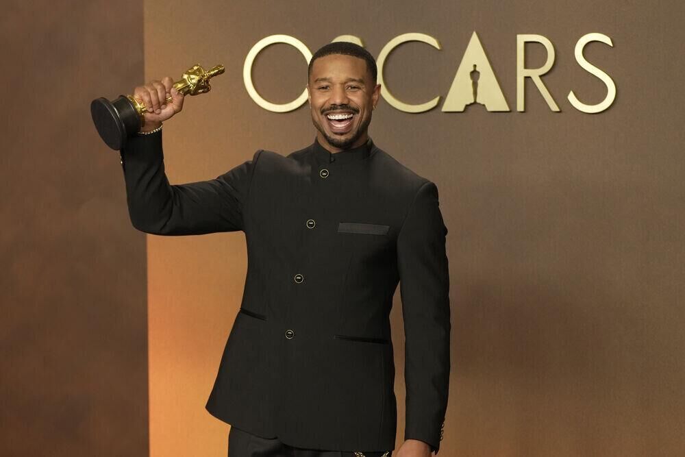 Michael B. Jordan, lauréat de l’Oscar du meilleur acteur pour Sinners (2025), lors de la 98e cérémonie des Oscars au Dolby Theatre le 15 mars 2026 à Hollywood. © Jeff Kravitz/FilmMagic.