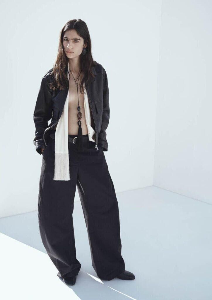 H&M Pour un look grungy chic : le pantalon barrel et le blouson en cuir de