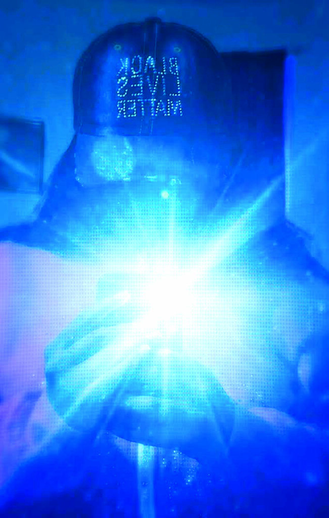 Autoportrait (2024), Luna Mahoux. Impression dos bleu, dimensions variables. © Luna Mahoux.