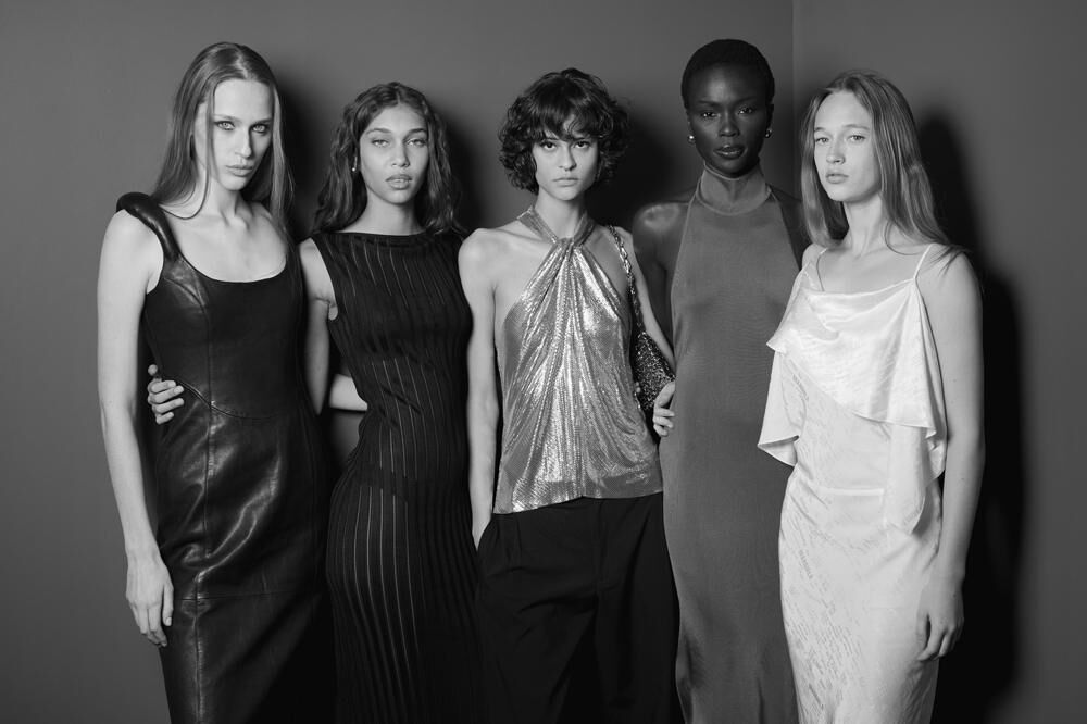 Sophie Scott, Latahlia Hickling, Sophia Lisboa, Josephen Akuei et Elise Marie.