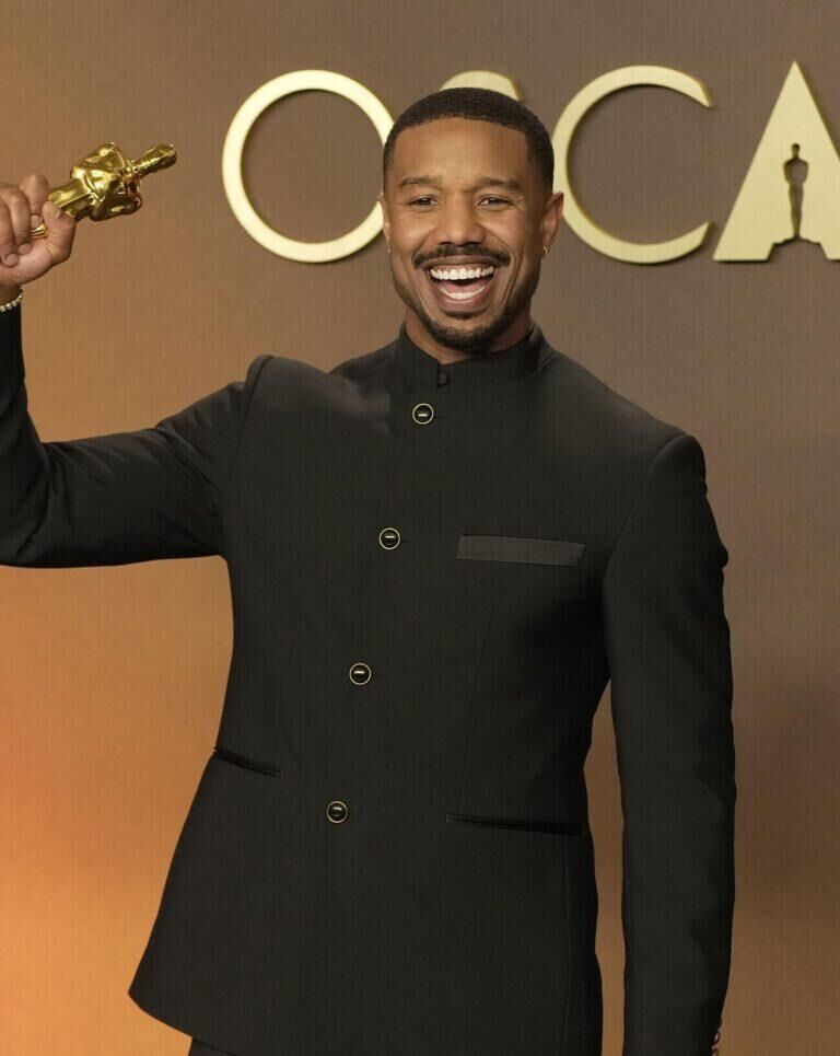 Michael B. Jordan, lauréat de l’Oscar du meilleur acteur pour Sinners (2025), lors de la 98e cérémonie des Oscars au Dolby Theatre le 15 mars 2026 à Hollywood. © Jeff Kravitz/FilmMagic.
