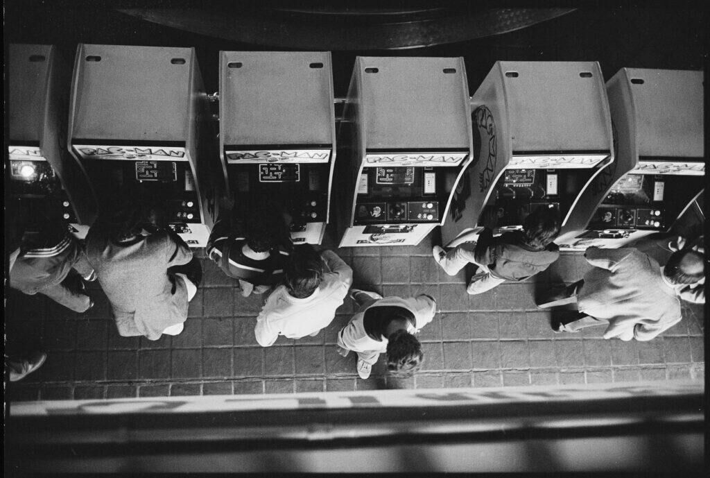 Pier 39 series, 1981-1982, San Diego. © Ira Nowinski, courtesy of the Department of Special Collections, Stanford University Libraries 2026/Philharmonie de Paris.