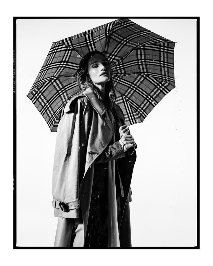 Rosie Huntington-Whiteley pour la campagne burberry trench