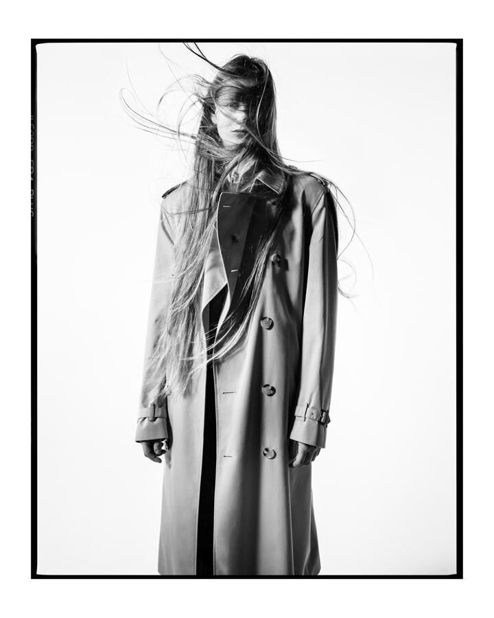 iris lasnet dans la campagne burberry trench
