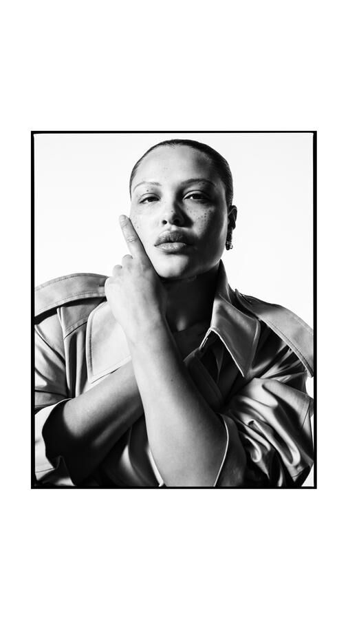 alva claire pour campagne burberry trench