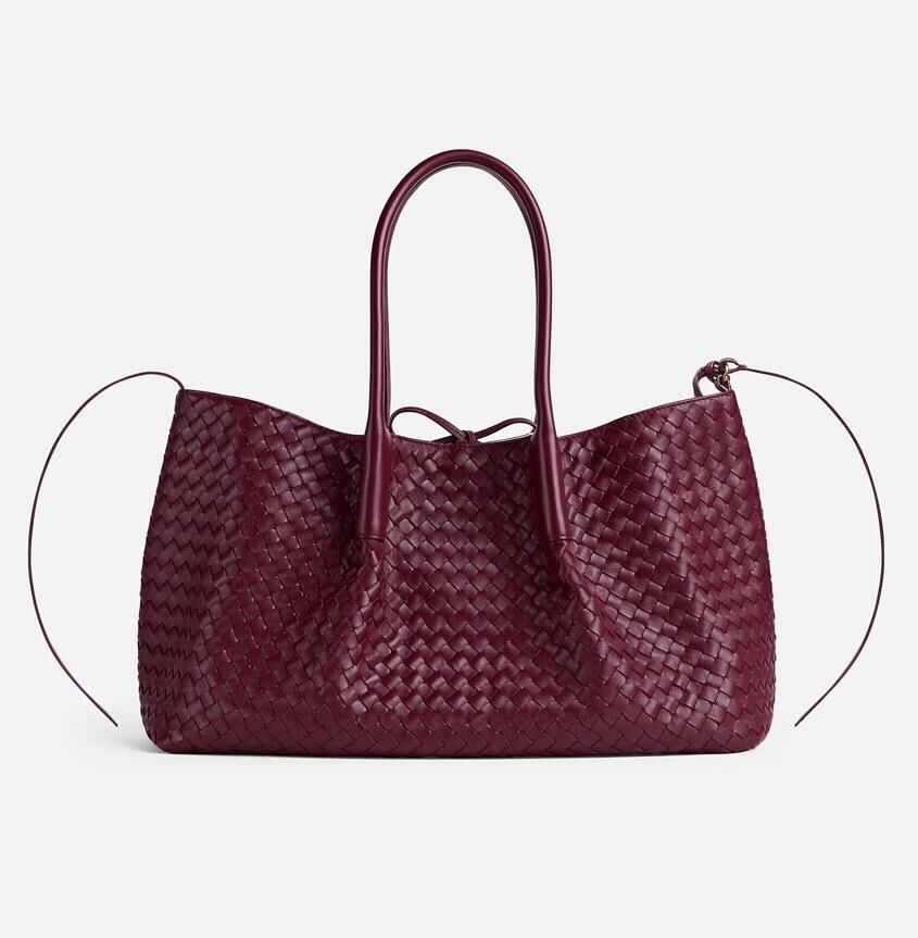 Sac cabas Pinacoteca, Bottega Veneta.
En cuir de veau satiné Intrecciato, 3 900 €.