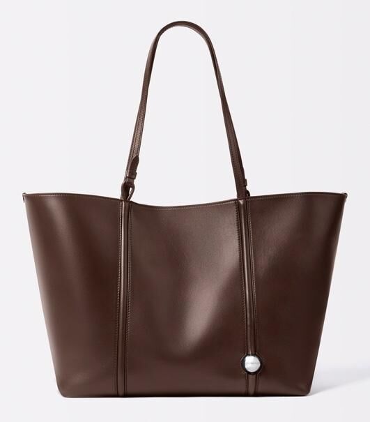Cabas souple Le Marino, Jacquemus.
En cuir de veau marron, 1 250 €.