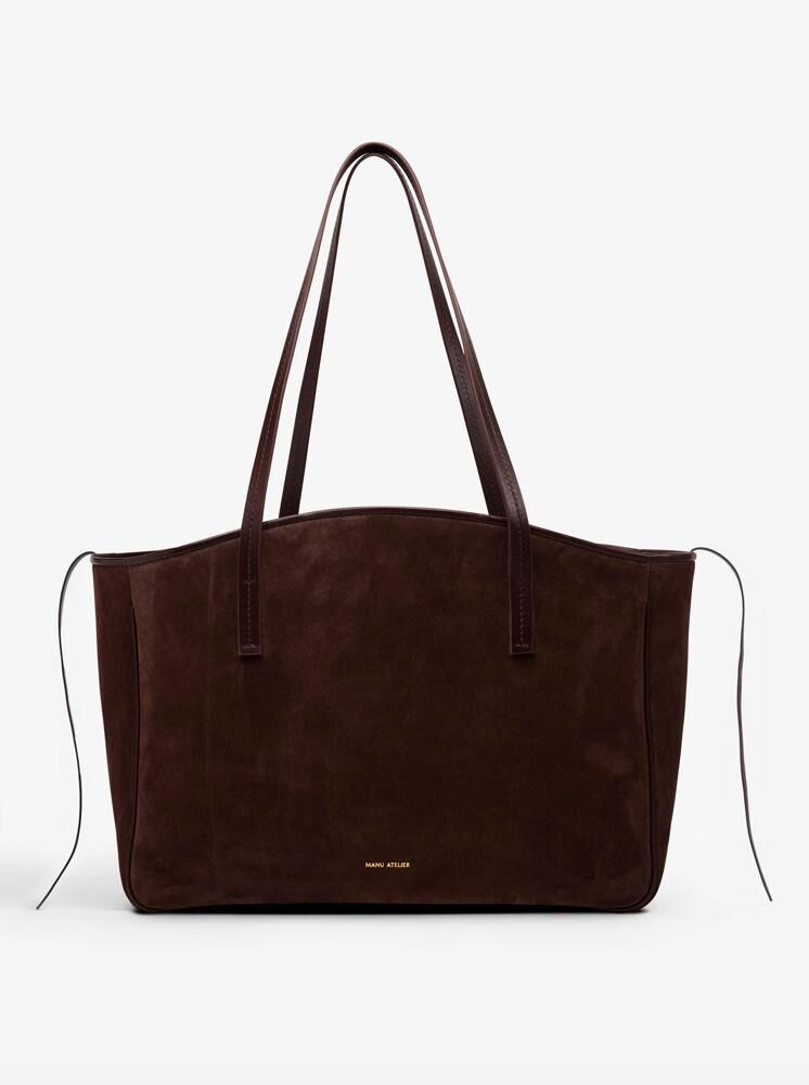 Sac cabas XL du Jour, Manu Atelier.
En daim et cuir marron, 875 €.