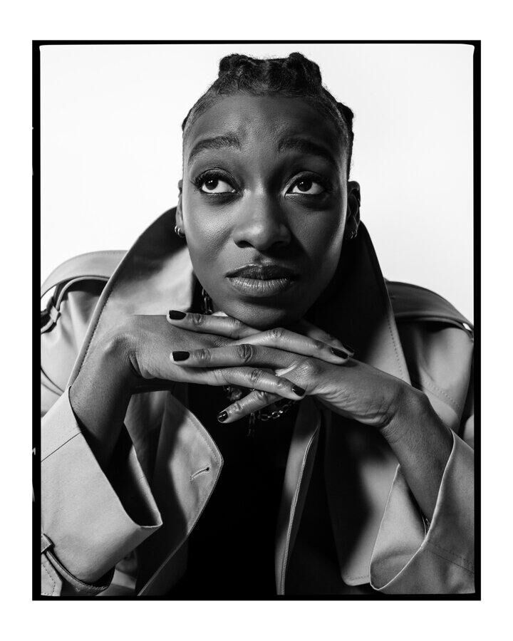 little simz pour burberry campagne the trench, portraits of an icon 