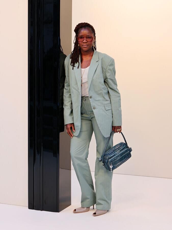 alice diop au defile acne studios automne-hiver 2026-2027 à la fashion week de paris