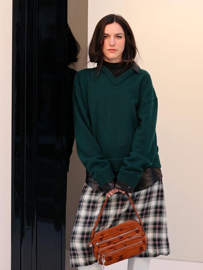 oklou au defile acne studios automne-hiver 2026-2027 à la fashion week de paris