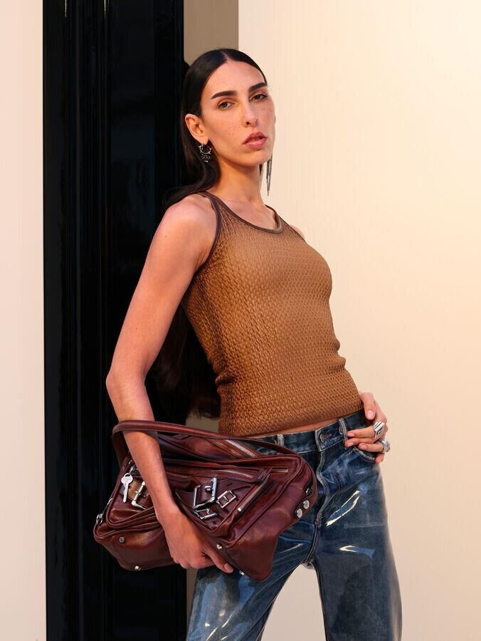 raya martigny au defile acne studios automne-hiver 2026-2027 à la fashion week de paris