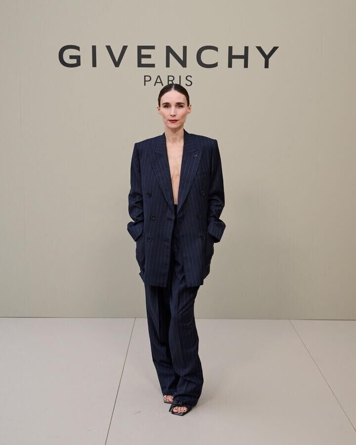 rooney mara au defile givenchy automne-hiver 2026-2027 à la fashion week de paris
