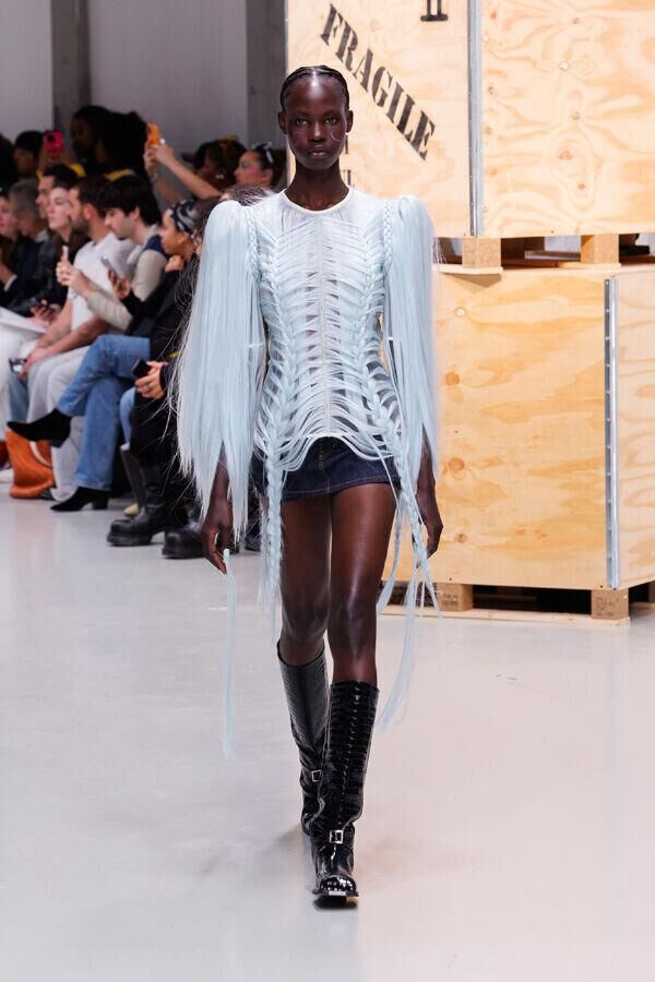 le defile kimhekim automne-hiver 2026-2027 à la fashion week de paris
