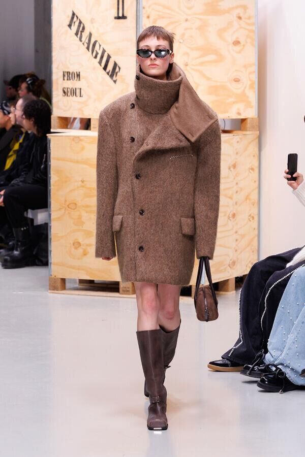 le defile kimhekim automne-hiver 2026-2027 à la fashion week de paris