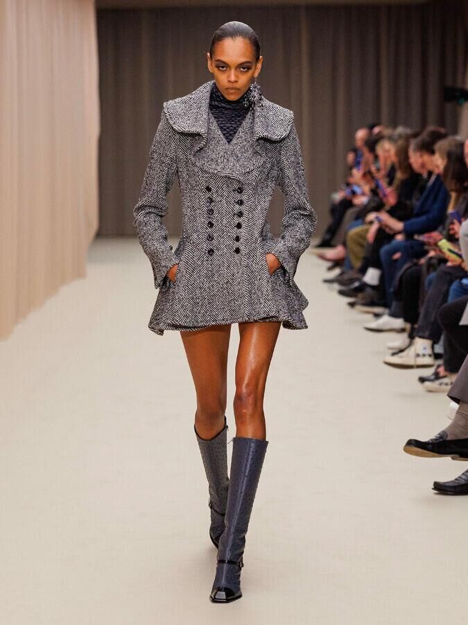 defile mcqueen automne-hiver 2026-2027 à la fashion week de paris