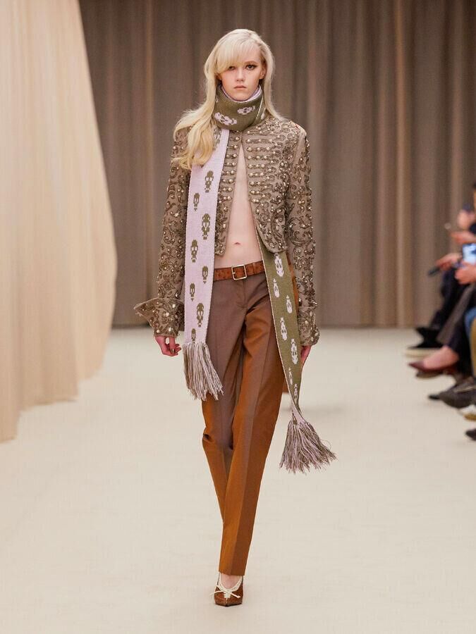 defile mcqueen automne-hiver 2026-2027 à la fashion week de paris