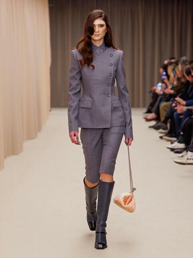 defile mcqueen automne-hiver 2026-2027 à la fashion week de paris