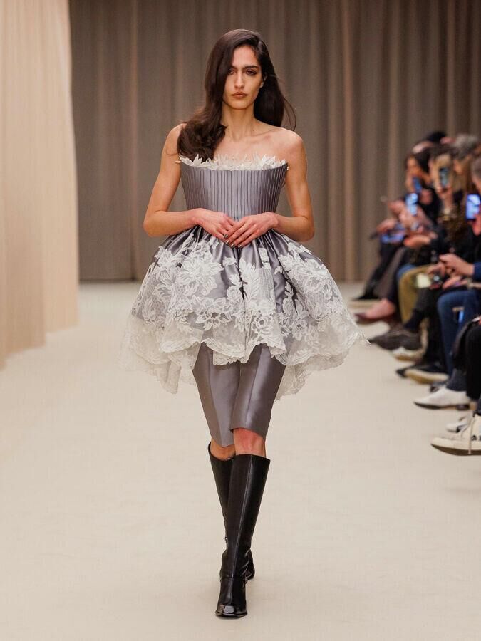 defile mcqueen automne-hiver 2026-2027 à la fashion week de paris