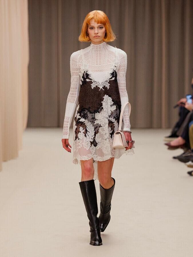 defile mcqueen automne-hiver 2026-2027 à la fashion week de paris