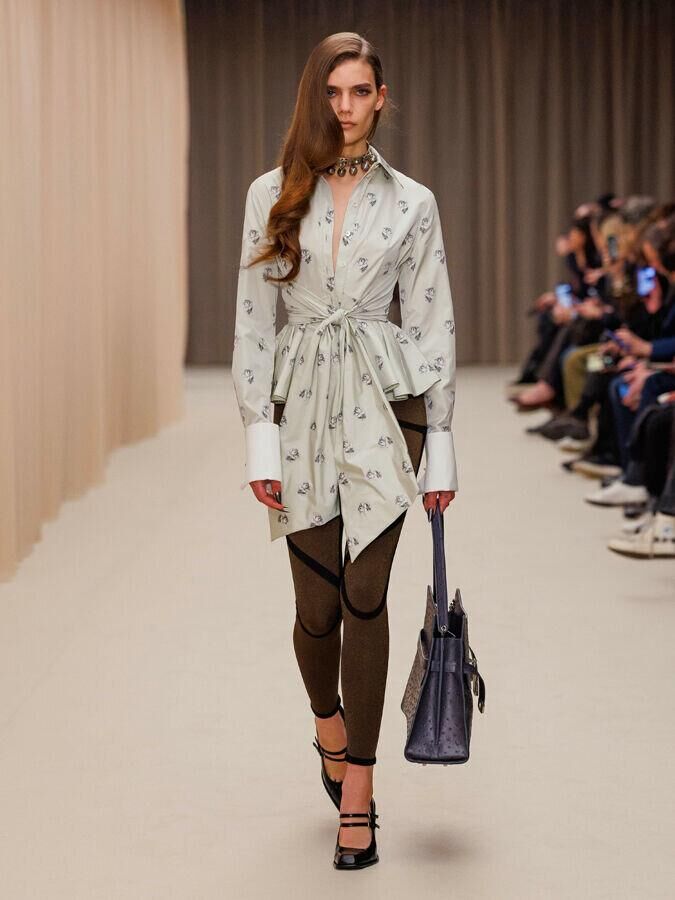 defile mcqueen automne-hiver 2026-2027 à la fashion week de paris