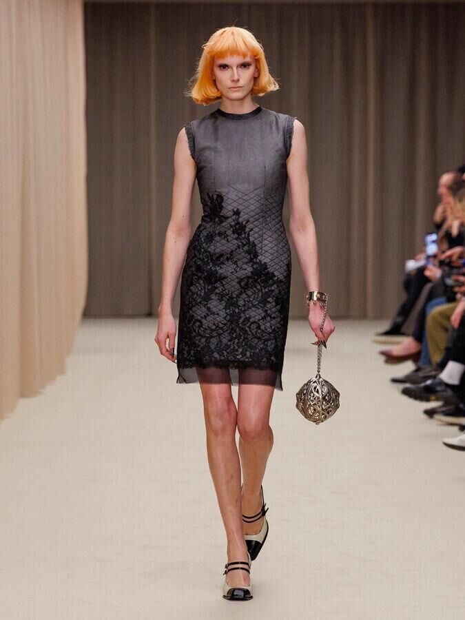 defile mcqueen automne-hiver 2026-2027 à la fashion week de paris