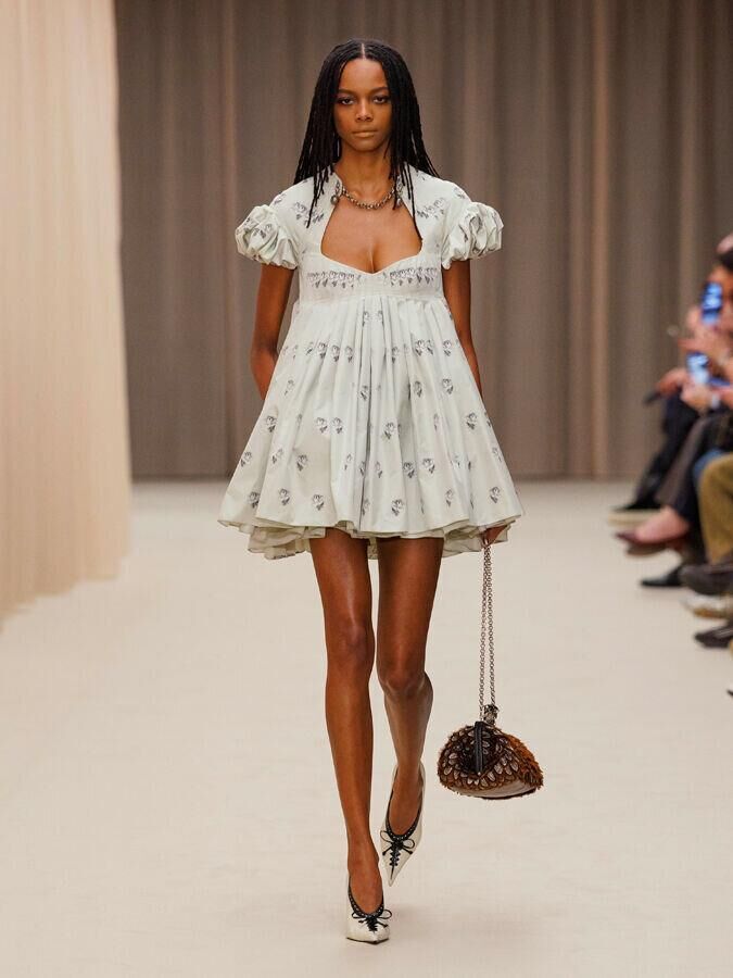 defile mcqueen automne-hiver 2026-2027 à la fashion week de paris