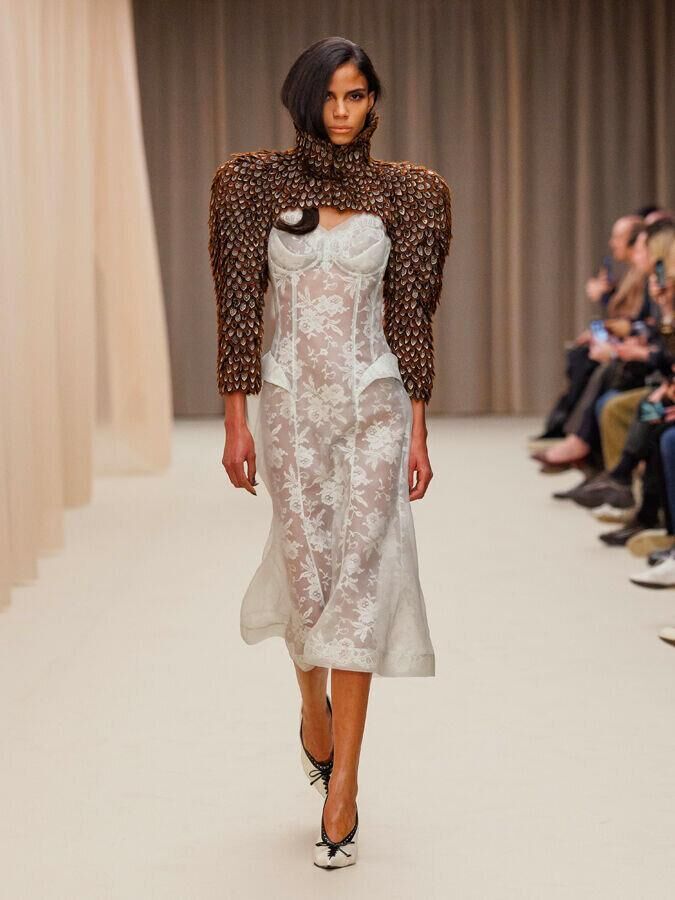 defile mcqueen automne-hiver 2026-2027 à la fashion week de paris