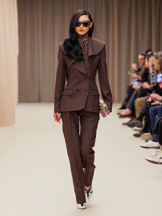 defile mcqueen automne-hiver 2026-2027 à la fashion week de paris