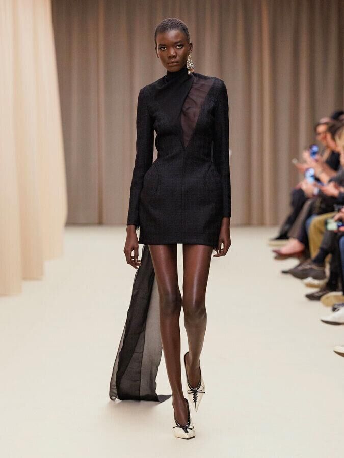 defile mcqueen automne-hiver 2026-2027 à la fashion week de paris