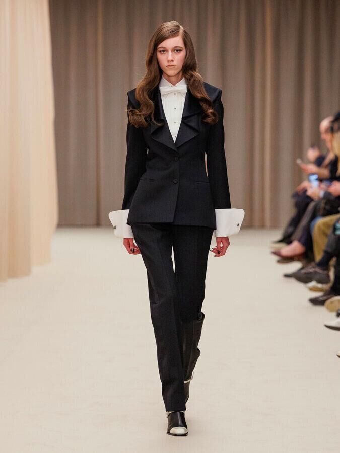 defile mcqueen automne-hiver 2026-2027 à la fashion week de paris
