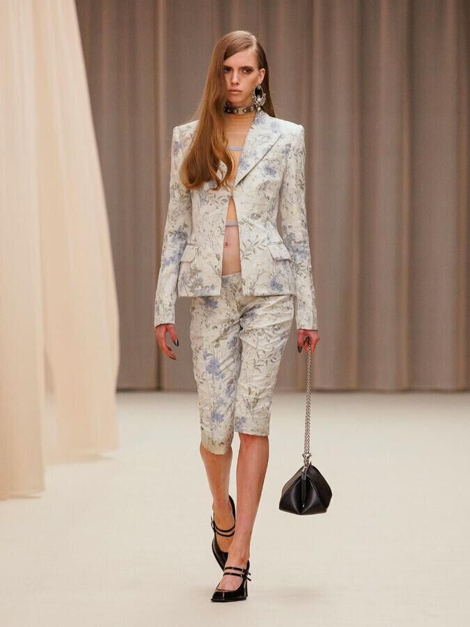 defile mcqueen automne-hiver 2026-2027 à la fashion week de paris